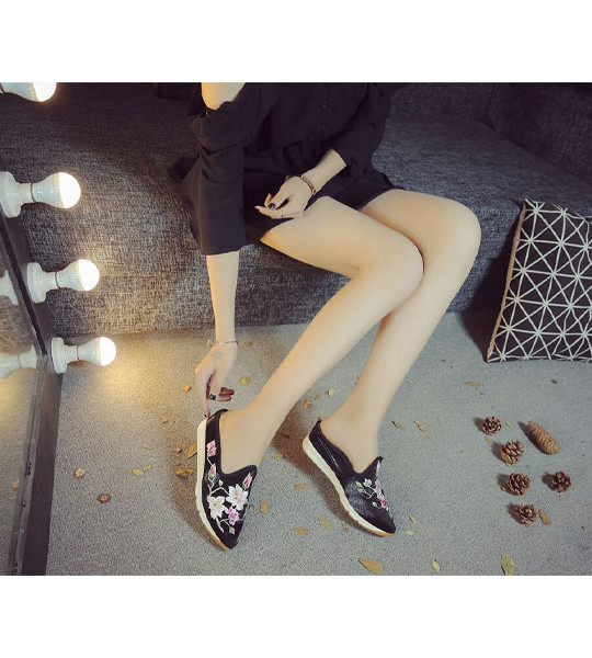 Chinese Embroidered Ladies Shoes