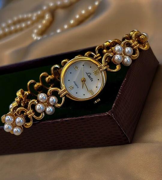 Golden French New Classy Pearl Inlaid Luxury Retro Elegant Women's Watch – Round Pearl Mother Dial 30m Waterproof Daily Party Wrist Gift.